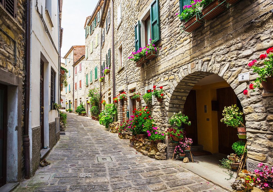 Fototapeta - uliczka, kwiaty, budynki