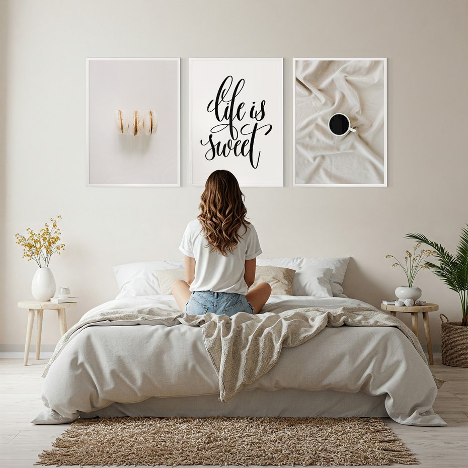 Zestaw obrazy w ramie, plakaty - makaroniki, kawa, napisy - rama biała