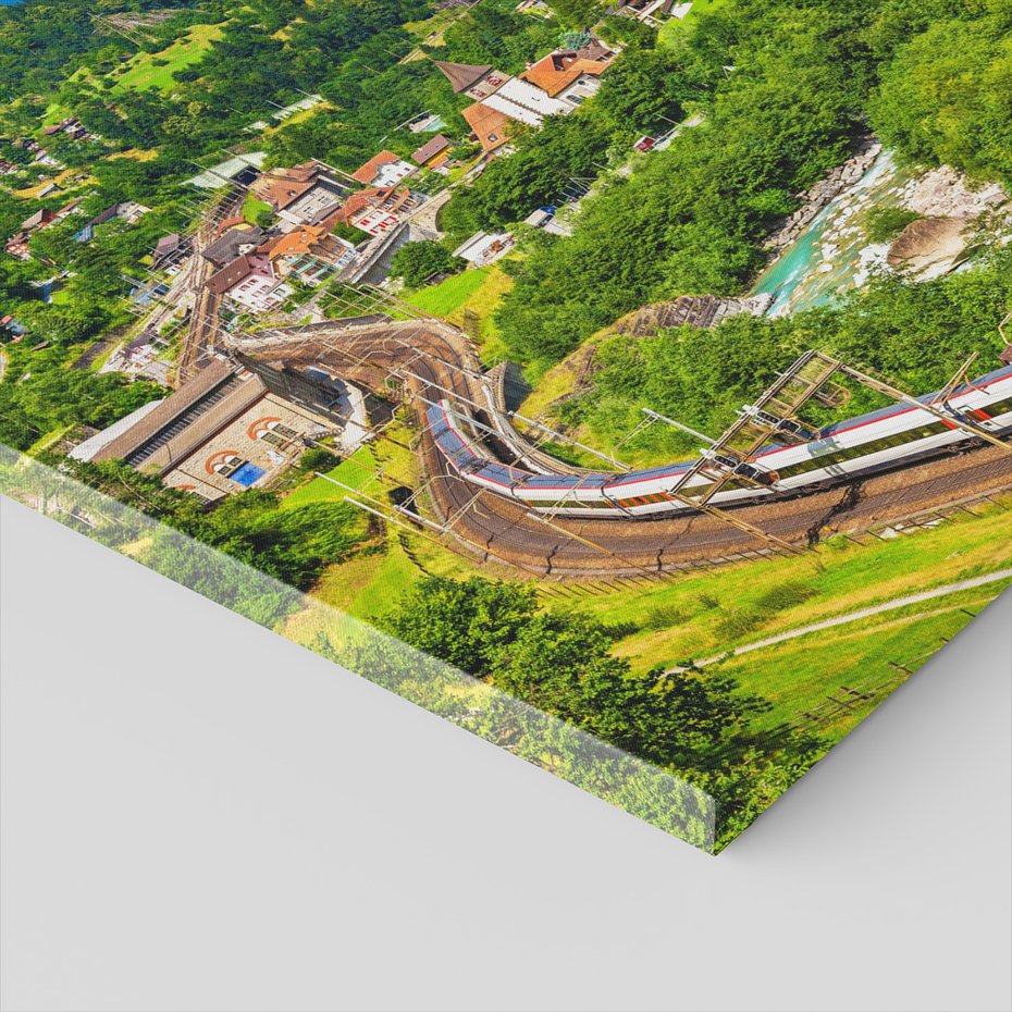 Obraz na płótnie - góry, miasto, pociąg