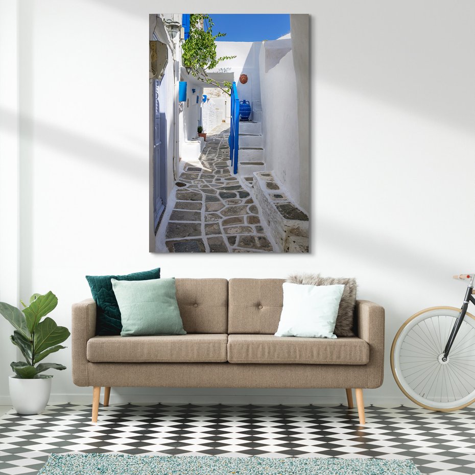 Obraz na płótnie - uliczka, białe budynki, niebieskie akcenty