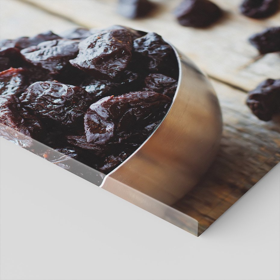 Obraz na płótnie - śliwki suszone, miska, drewno