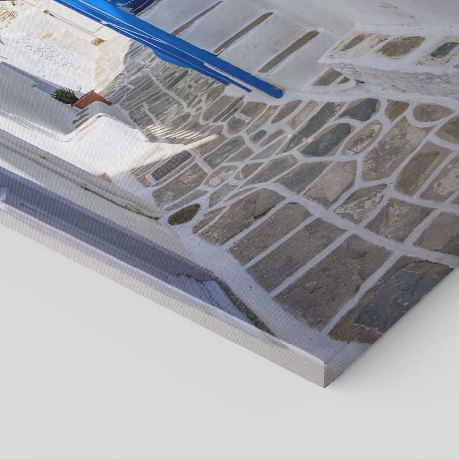 Obraz na płótnie - uliczka, białe budynki, niebieskie akcenty