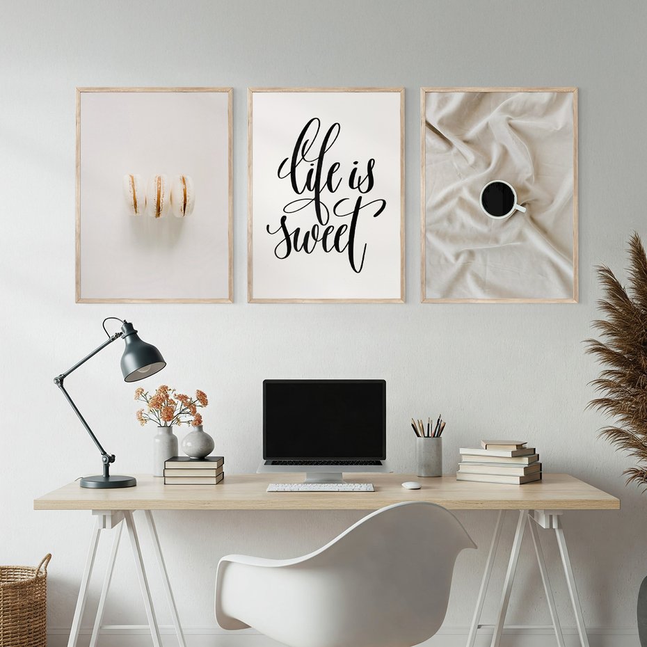 Zestaw obrazy w ramie, plakaty - makaroniki, kawa, napisy - rama drewno