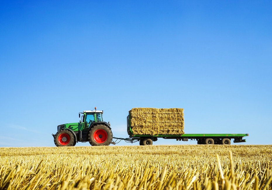 Fototapeta - ciągnik, rolnictwo, pole