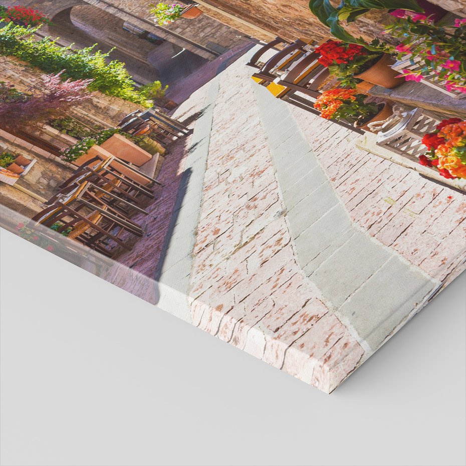 Obraz na płótnie - uliczka, kwiaty, architektura